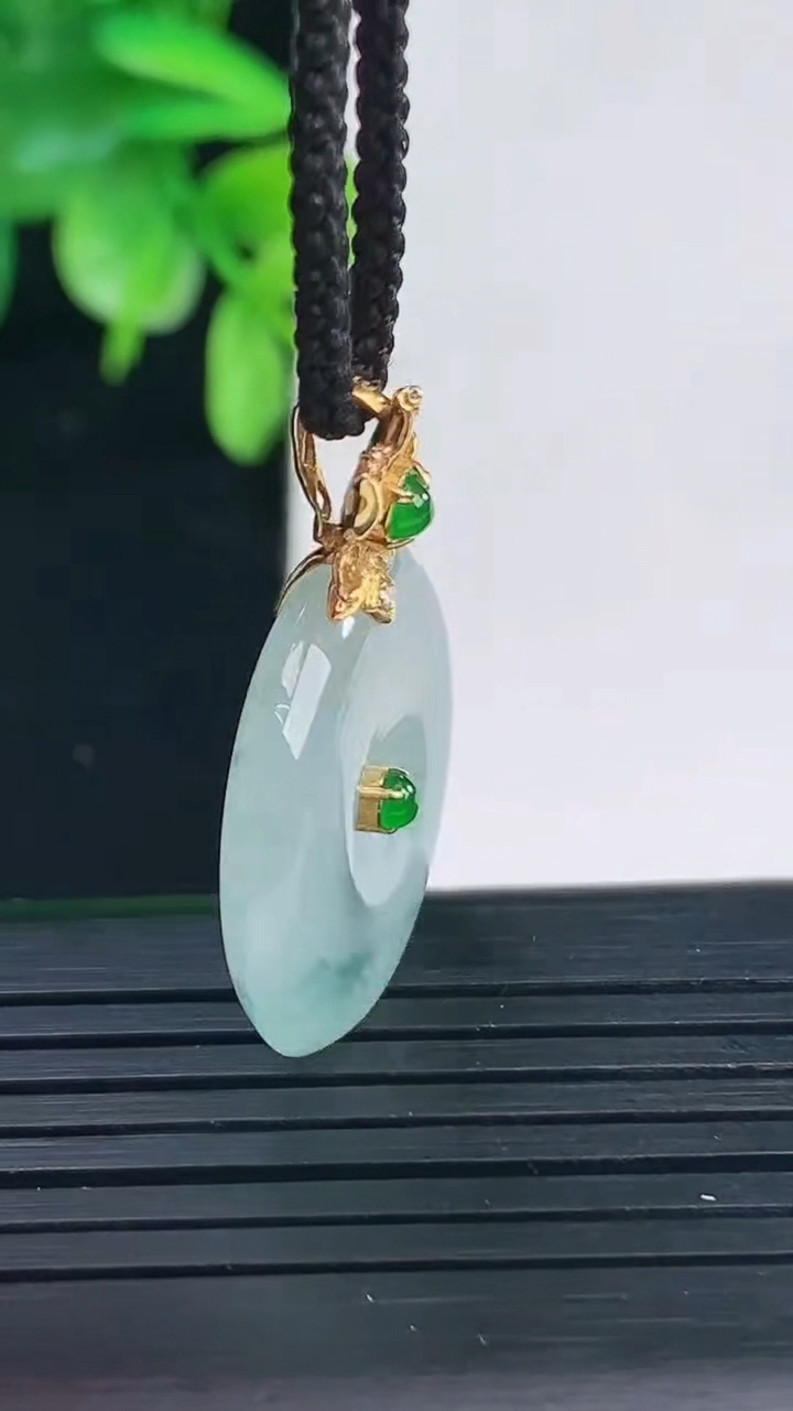 天然A货翡翠种飘花平安扣吊坠尺寸21.8-4.5重量:5.44g
4月9日