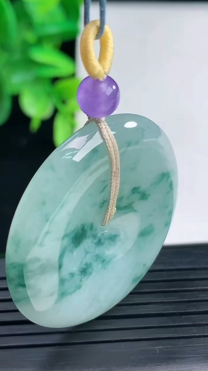 天然A货翡翠飘花平安扣吊坠尺寸37.4-6.4重量:19.48g
4月9日