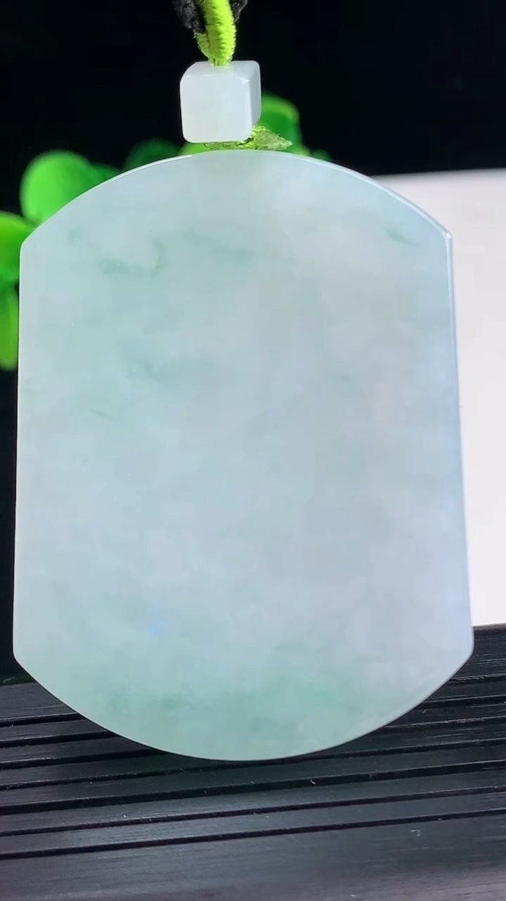 天然A货翡翠飘花无事牌吊坠尺寸53.6-40.6-6.1重量:42.20g
4月9日