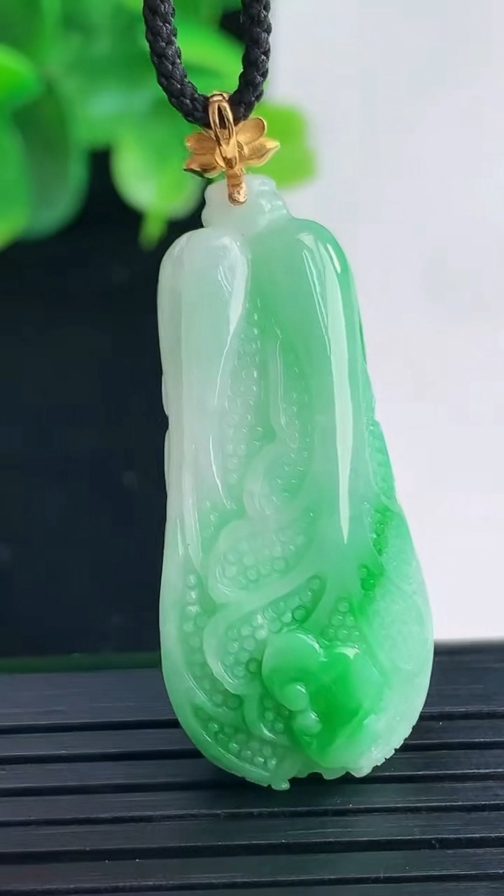 天然A货翡翠白菜吊坠尺寸43.8-18.2-12.3重量:13.30g
4月9日