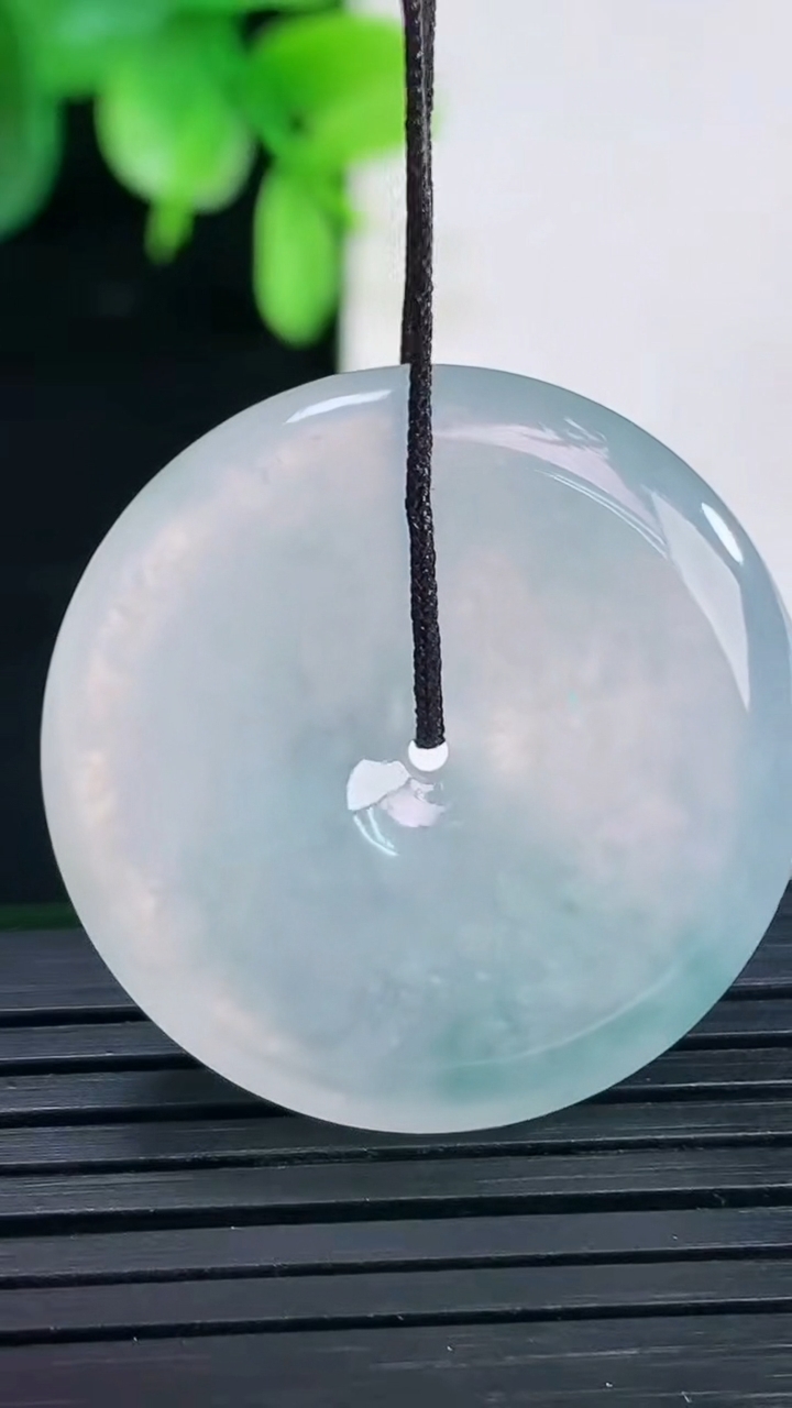 天然A货翡翠冰种飘花平安扣吊坠尺寸29-5.5重量:10.42g
4月9日