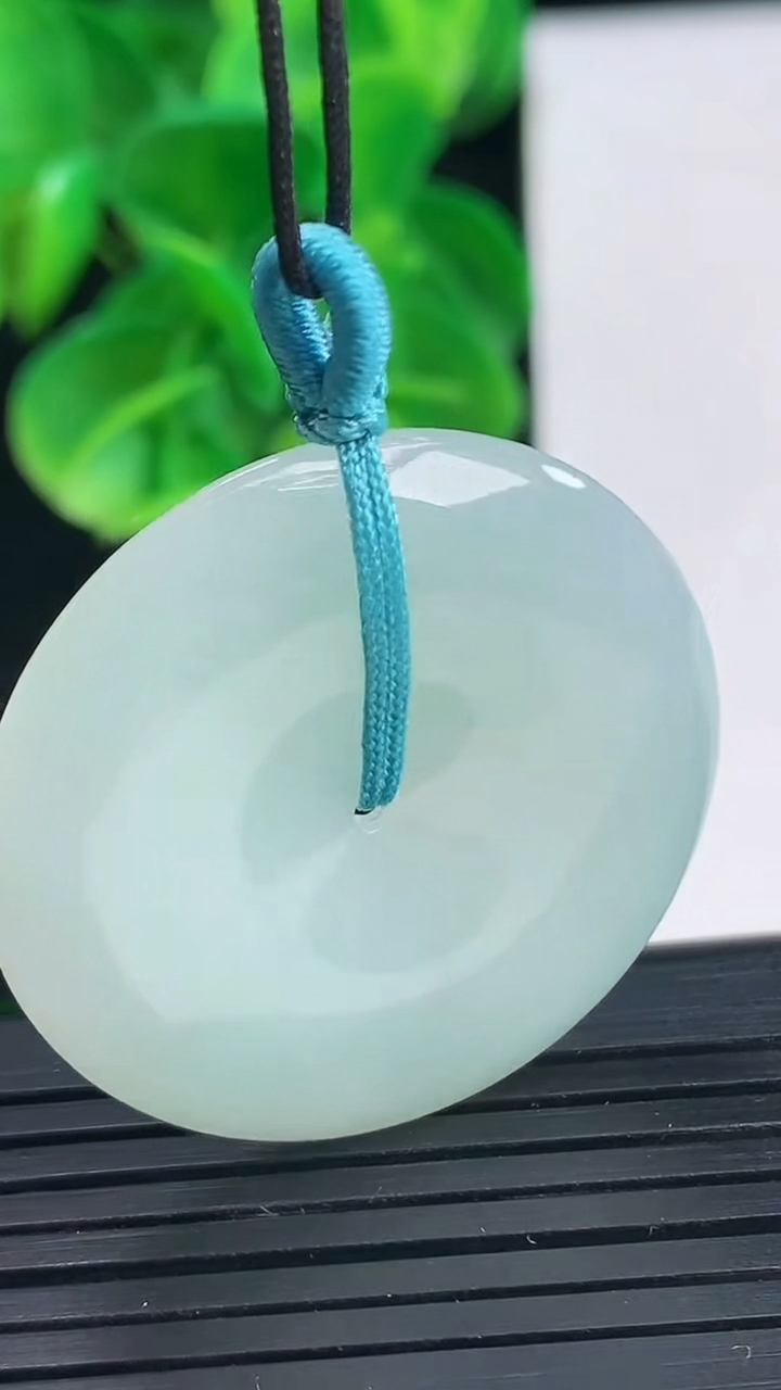 天然A货翡翠平安扣吊坠尺寸335-5.1重量:13.17g
4月9日