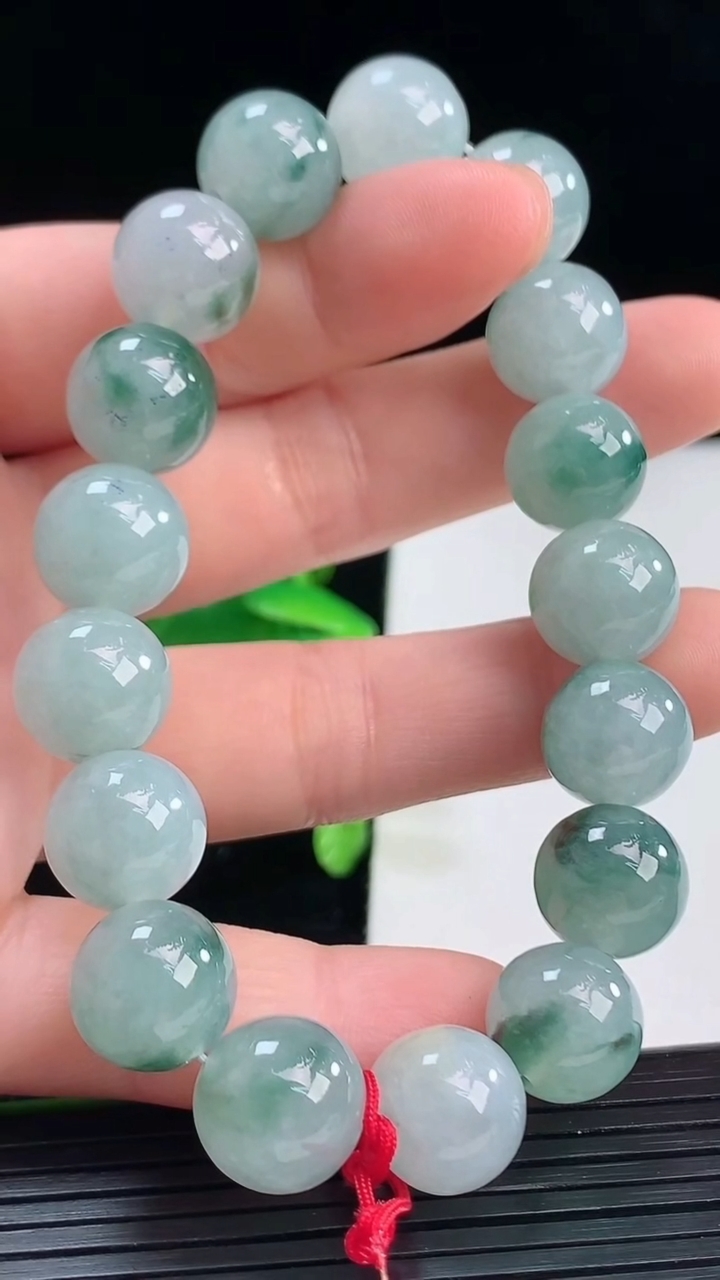 天然A货翡翠飘花圆珠手串尺寸11.2-17颗重量:45.00g4月9日
工厂直销收藏佳品,种好水足，色泽均匀，有种有色，上手高大气！