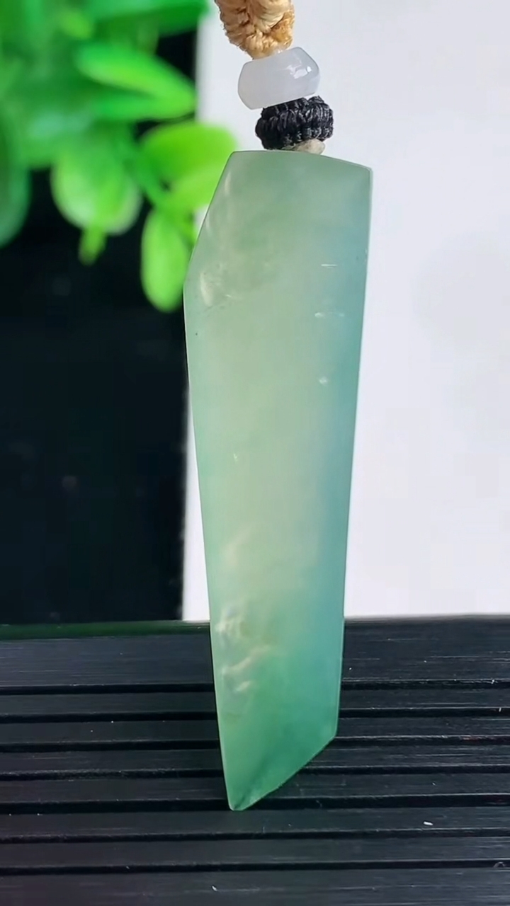 天然A货翡翠飘花原石吊坠尺寸43.2-12.2-7.8重量:7.30g
4月9日