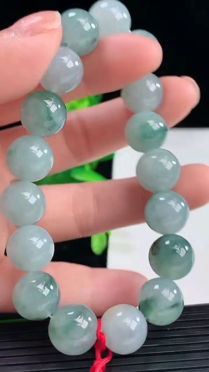 天然A货翡翠飘花圆珠手串尺寸11.2-17颗重量:45.00g4月9日
工厂直销收藏佳品,种好水足，色泽均匀，有种有色，上手高大气！
