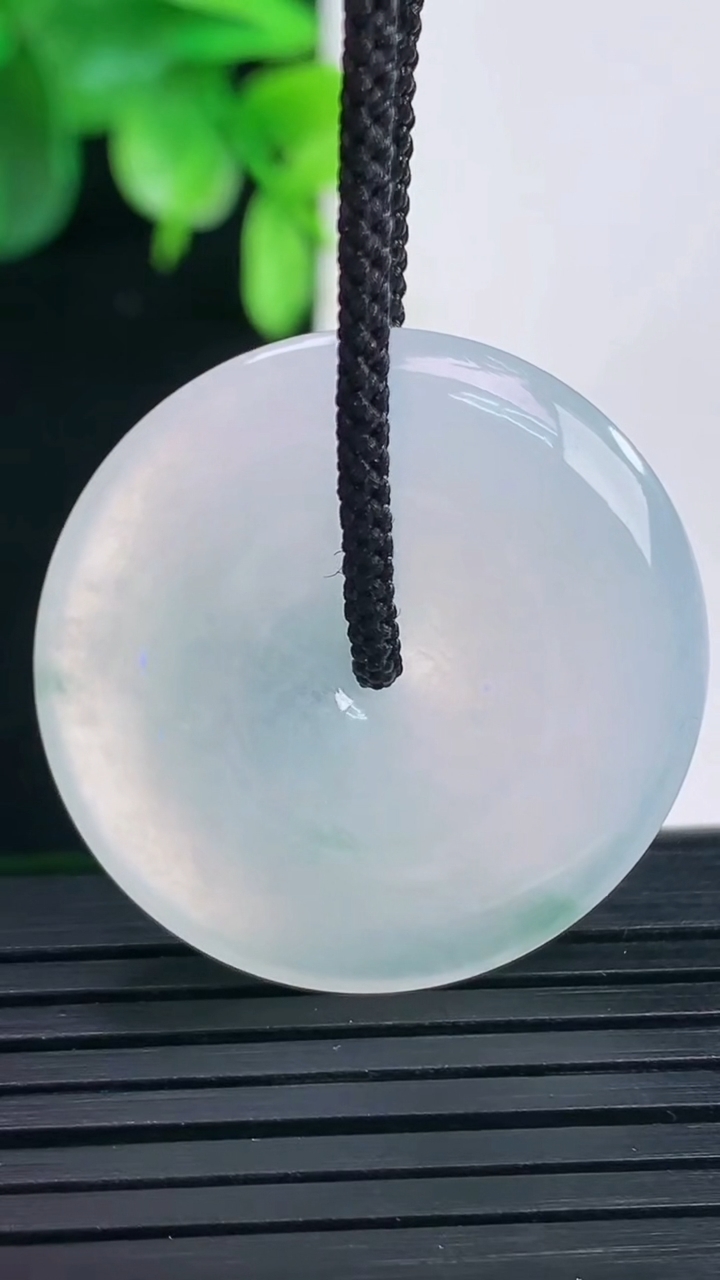 天然A货翡翠冰种飘花平安扣吊坠尺寸30-4.9重量:9.23g
4月9日