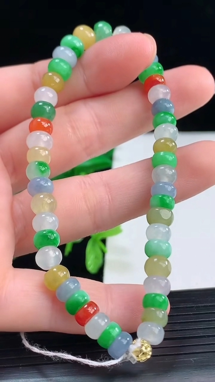 天然A货翡翠四彩算盘珠手串尺寸5.9-3.7重量:14.74g4月9日
工厂直销收藏佳品,种好水足，色泽均匀，有种有色，上手高大气！