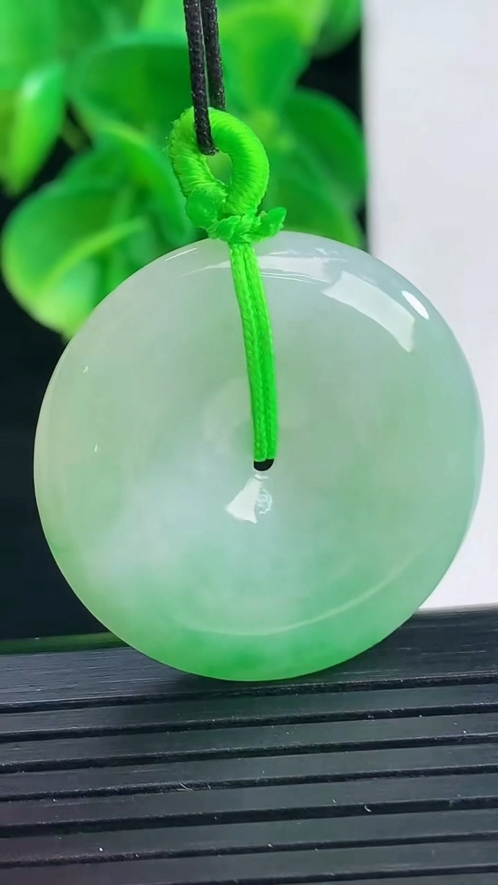 天然A货翡翠平安扣吊坠尺寸30.4-5.5重量:11.21g
4月9日