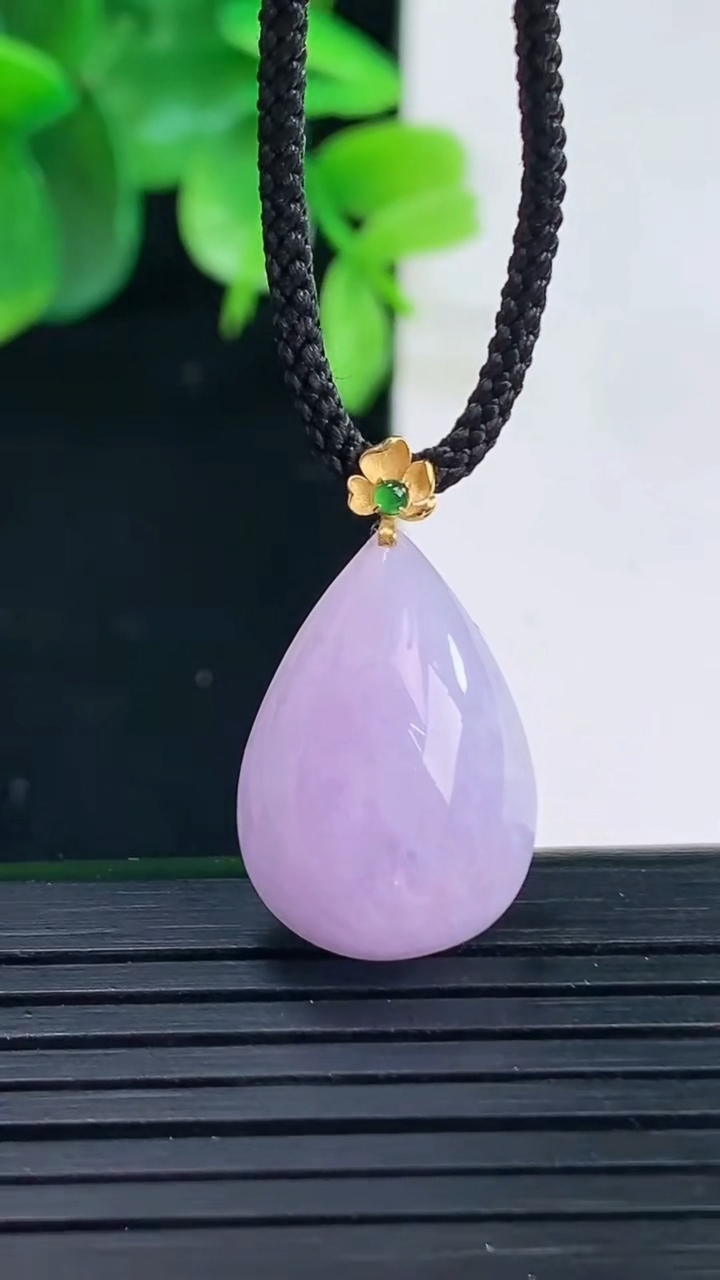 天然A货翡翠18K金紫罗兰水滴吊坠尺寸23.9-13.9-8.8重量:3.87g
4月9日