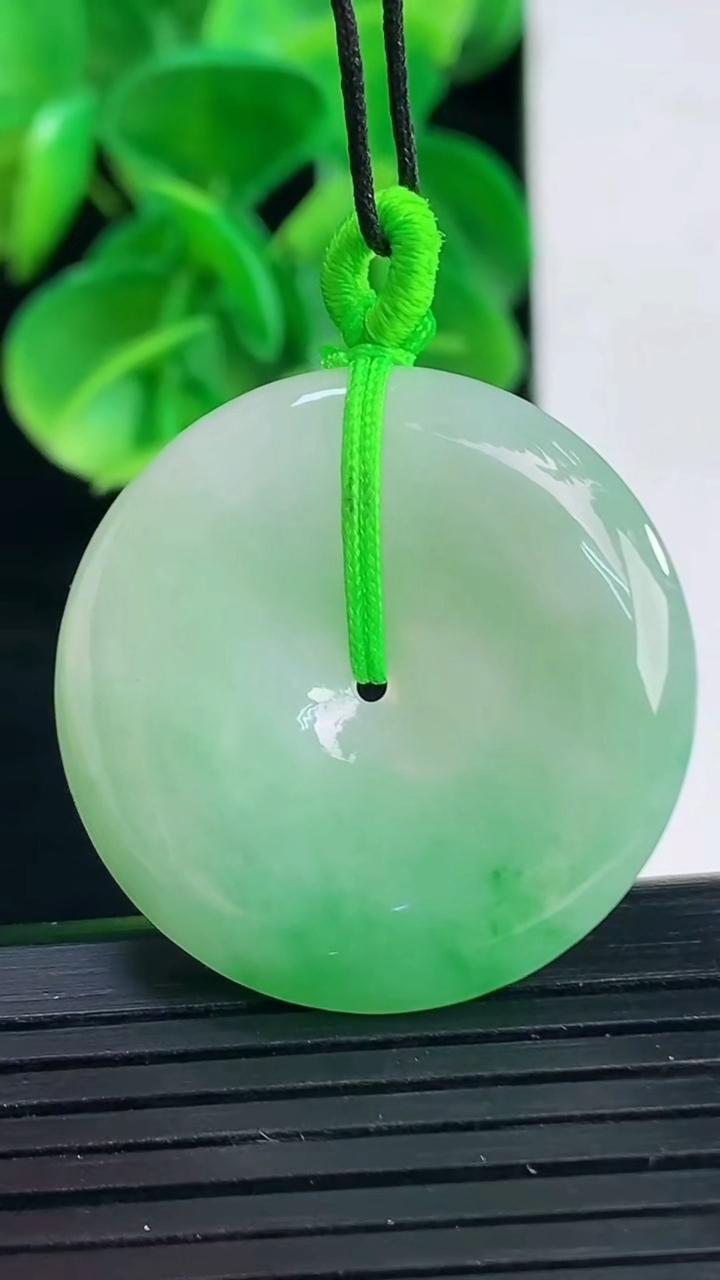 天然A货翡翠平安扣吊坠尺寸30.4-5.5重量:11.21g
4月9日