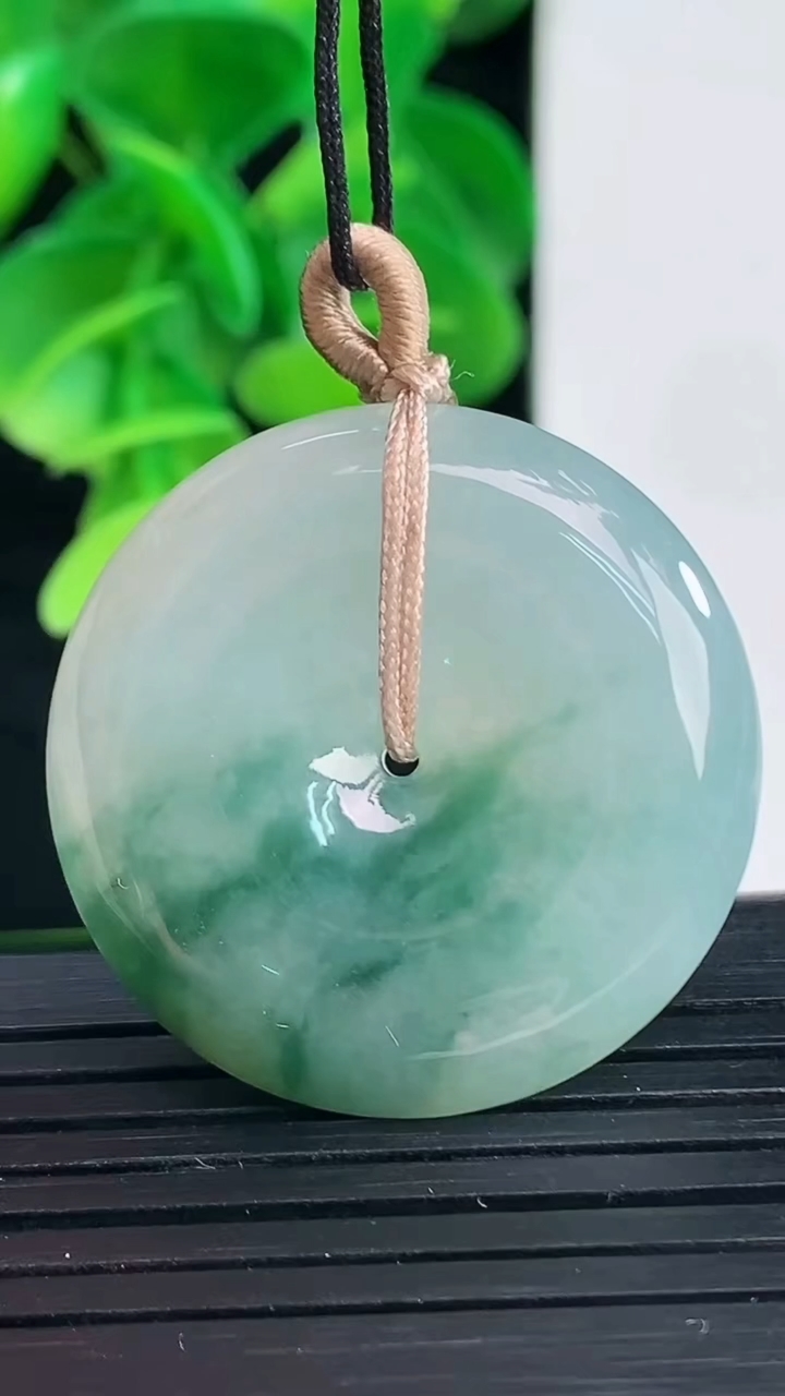 天然A货翡翠飘花平安扣吊坠尺寸29.6-5.6重量:10.99g
4月9日