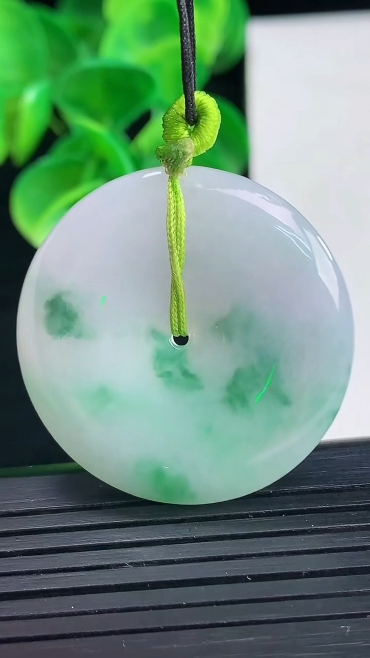 天然A货翡翠飘花平安扣吊坠尺寸34.3-5.8重量:14.88g
4月9日