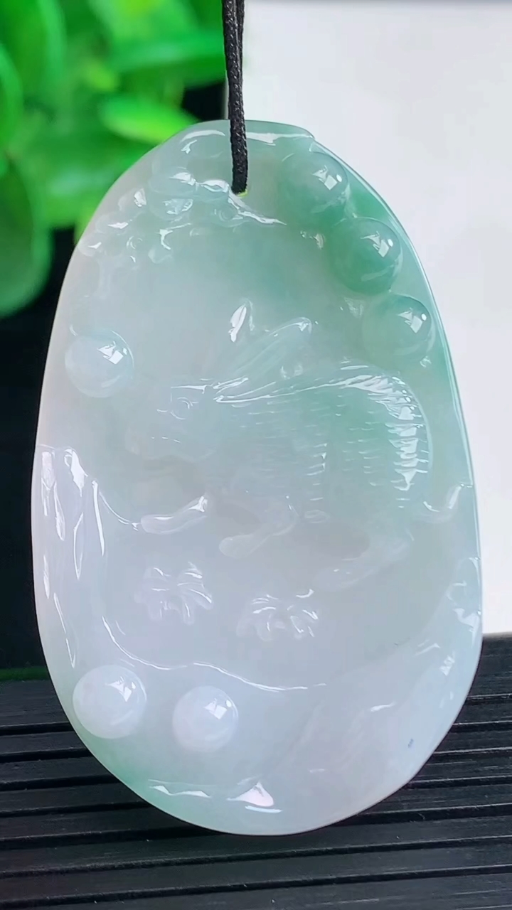 天然A货翡翠飘花生肖兔吊坠尺寸47.5-29.6-5.3重量:13.68g
4月9日