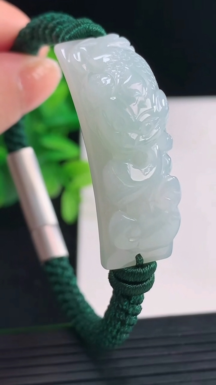 天然A货翡翠金蟾手牌尺寸40.1-12.6-11.7重量:20.12g
4月9日