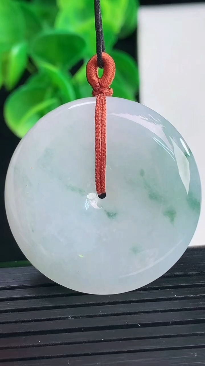 天然A货翡翠飘花平安扣吊坠尺寸34.7-6.7重量:17.45g
4月9日