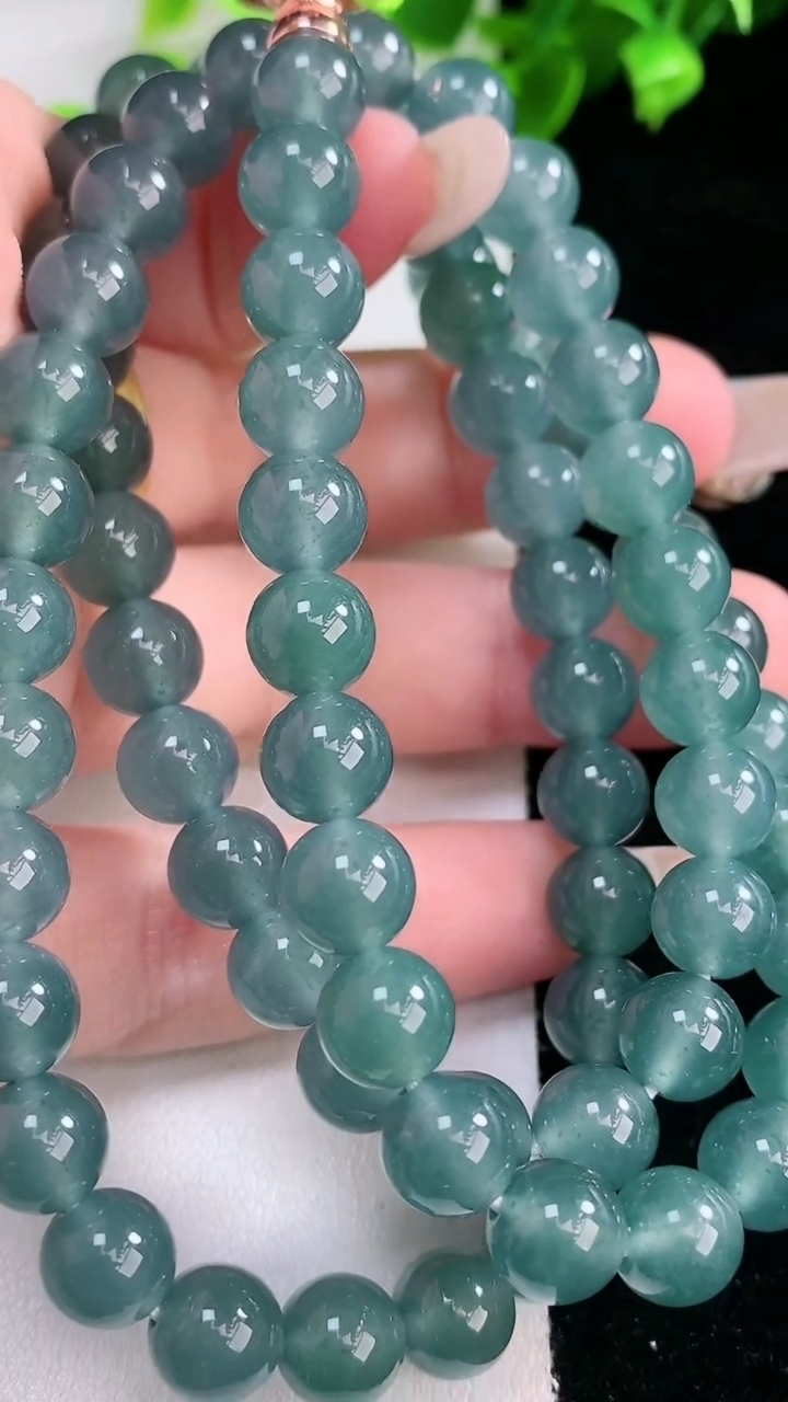 天然A货翡翠圆珠项链，尺寸7.6-77颗，重量:66.19g4月9日
工厂直销收藏佳品,种好水足，色泽均匀，有种有色，上手高大气！