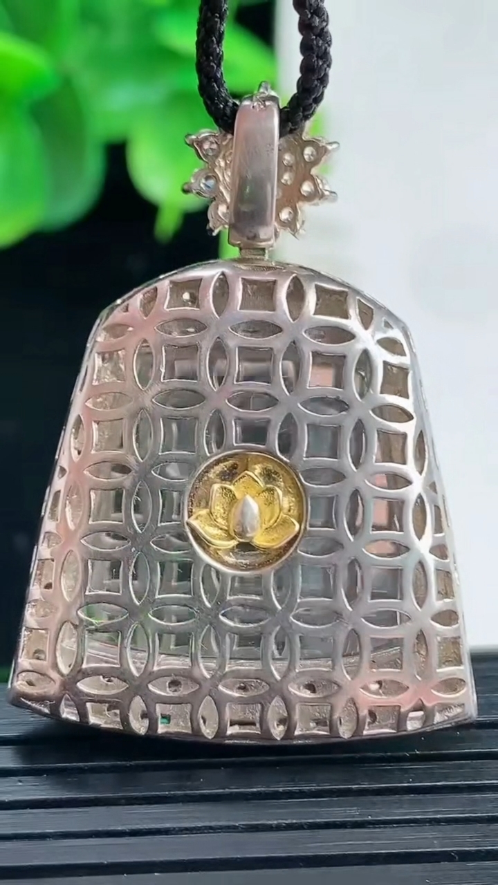 天然A货翡翠凤凰吊坠尺寸41.9-30.4-10裸石22.8-25.4重量:12.16g
4月9日