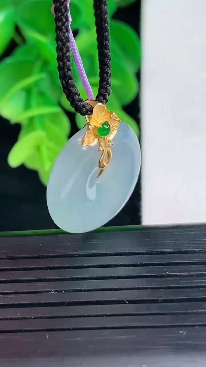 天然A货翡翠18K金紫罗兰平安扣吊坠尺寸20.2-4.7重量:4.57g
4月9日