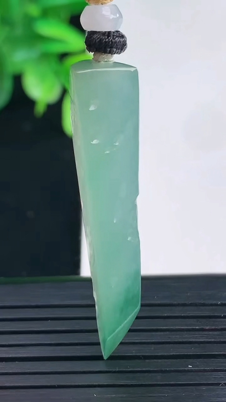 天然A货翡翠飘花原石吊坠尺寸43.2-12.2-7.8重量:7.30g
4月9日