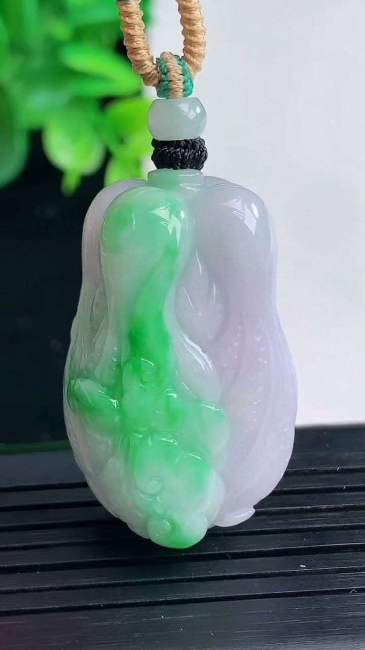 天然A货翡翠白菜吊坠尺寸35.3-22.6-12.7重量:23.29g
4月9日