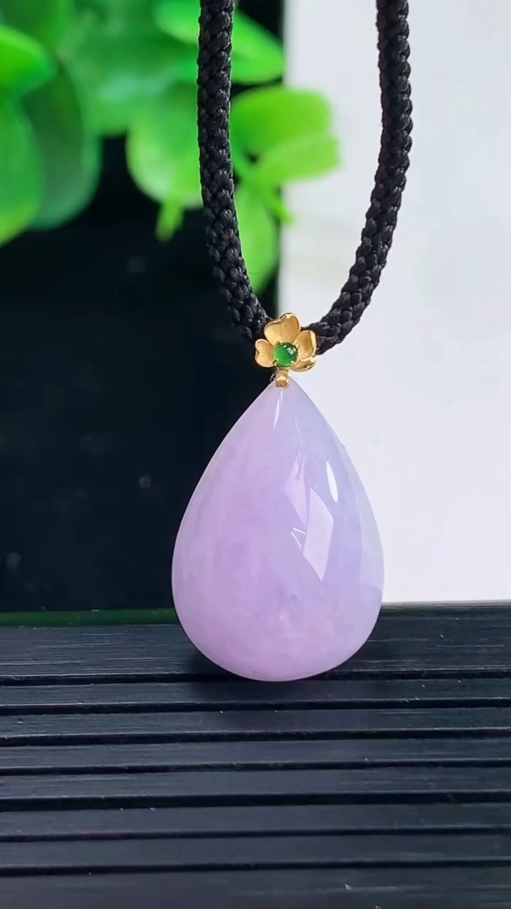 天然A货翡翠18K金紫罗兰水滴吊坠尺寸23.9-13.9-8.8重量:3.87g
4月9日