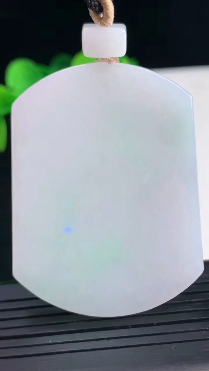 天然A货翡翠无事牌吊坠尺寸52.5-39.6-5.2重量:34.99g
4月9日