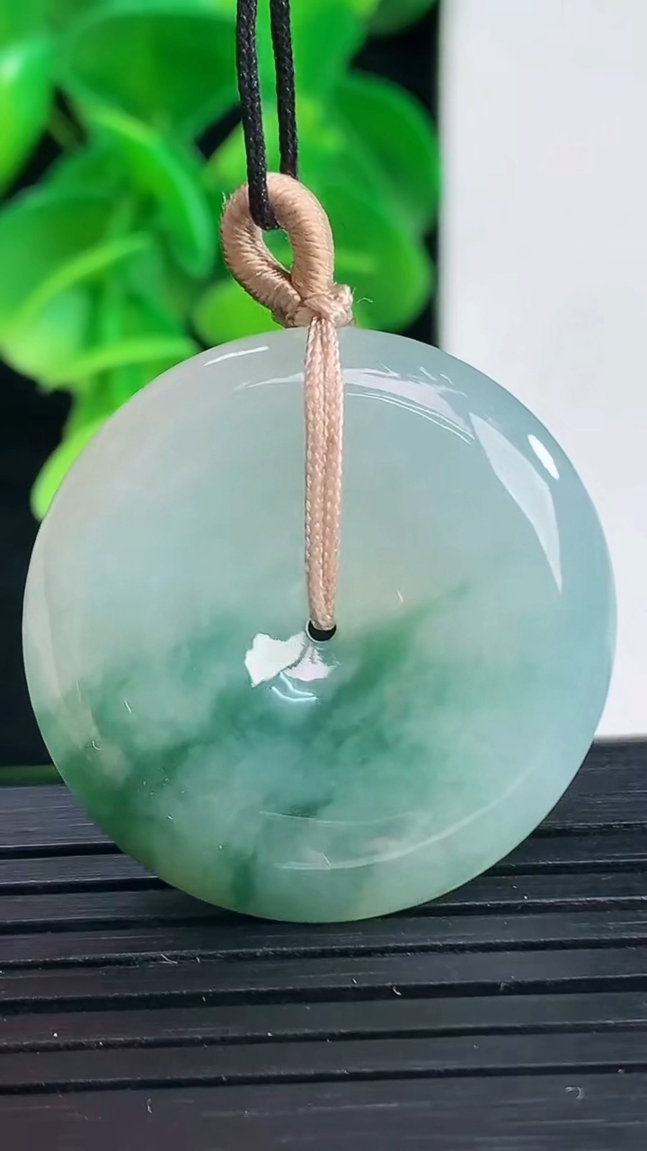 天然A货翡翠飘花平安扣吊坠尺寸29.6-5.6重量:10.99g
4月9日