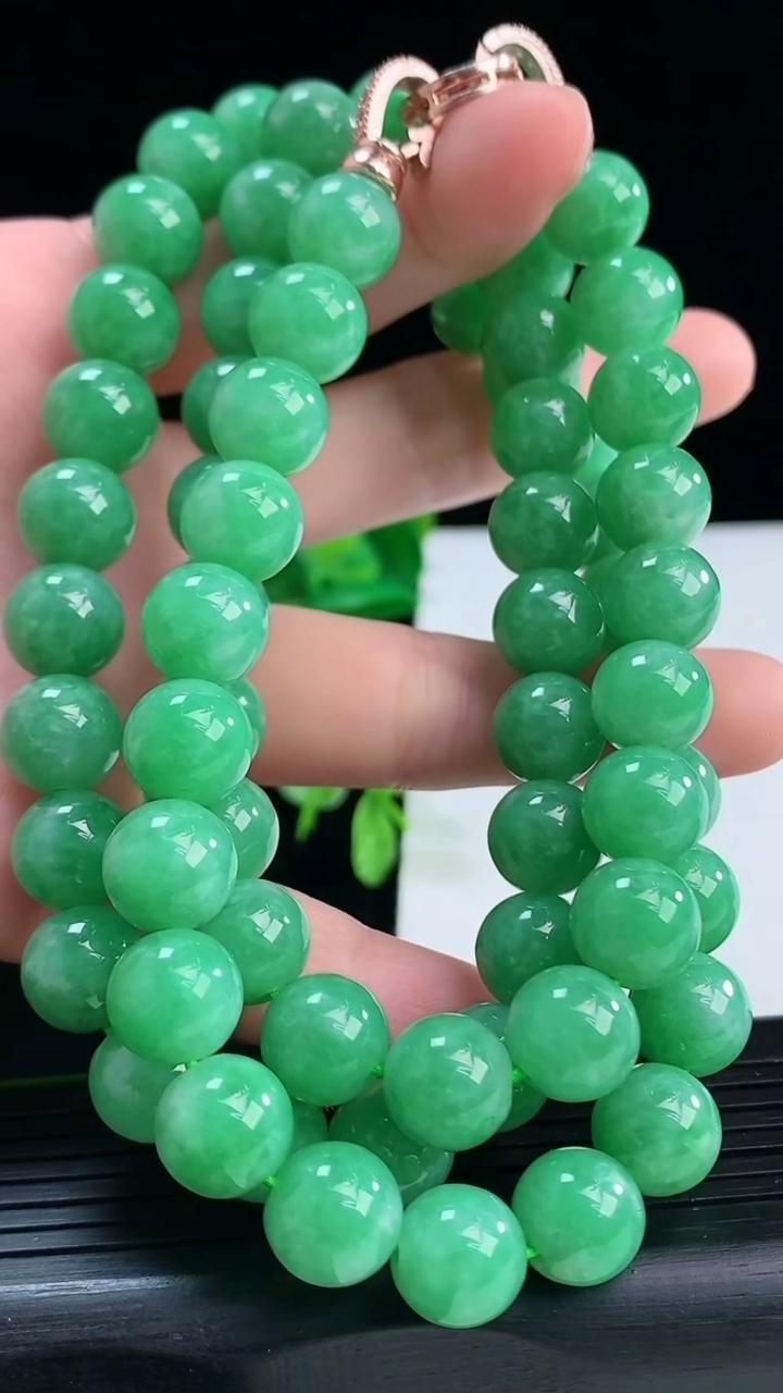 天然A货翡翠圆珠项链尺寸9.8-68颗重量:123.22g
4月9日