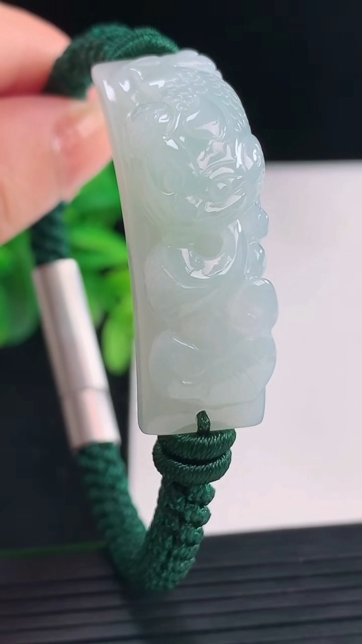 天然A货翡翠金蟾手牌尺寸40.1-12.6-11.7重量:20.12g
4月9日