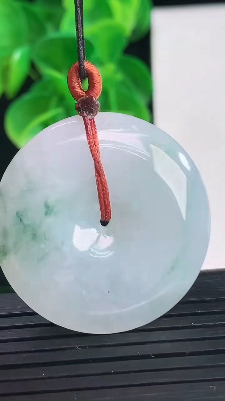 天然A货翡翠飘花平安扣吊坠尺寸34.7-6.7重量:17.45g
4月9日