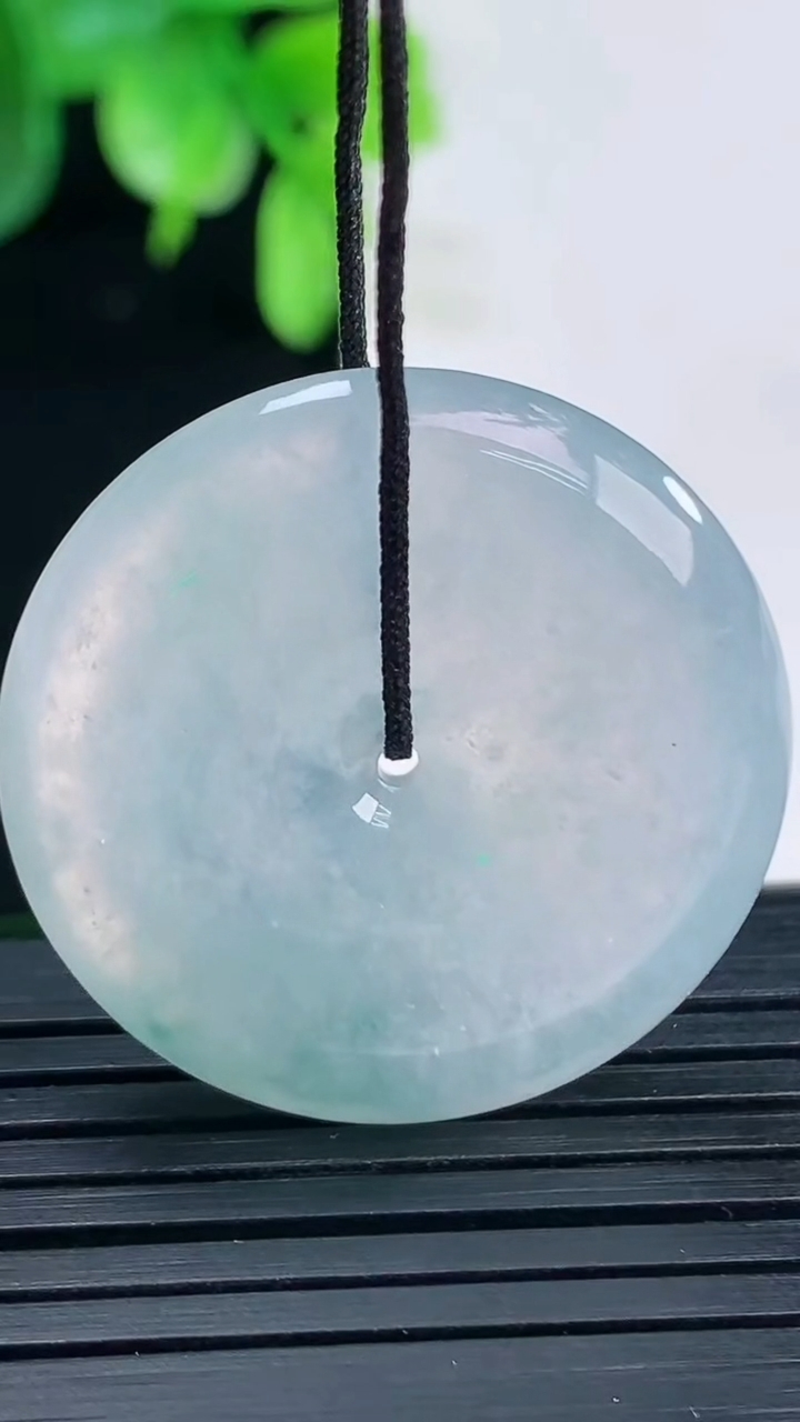 天然A货翡翠冰种飘花平安扣吊坠尺寸29-5.5重量:10.42g
4月9日