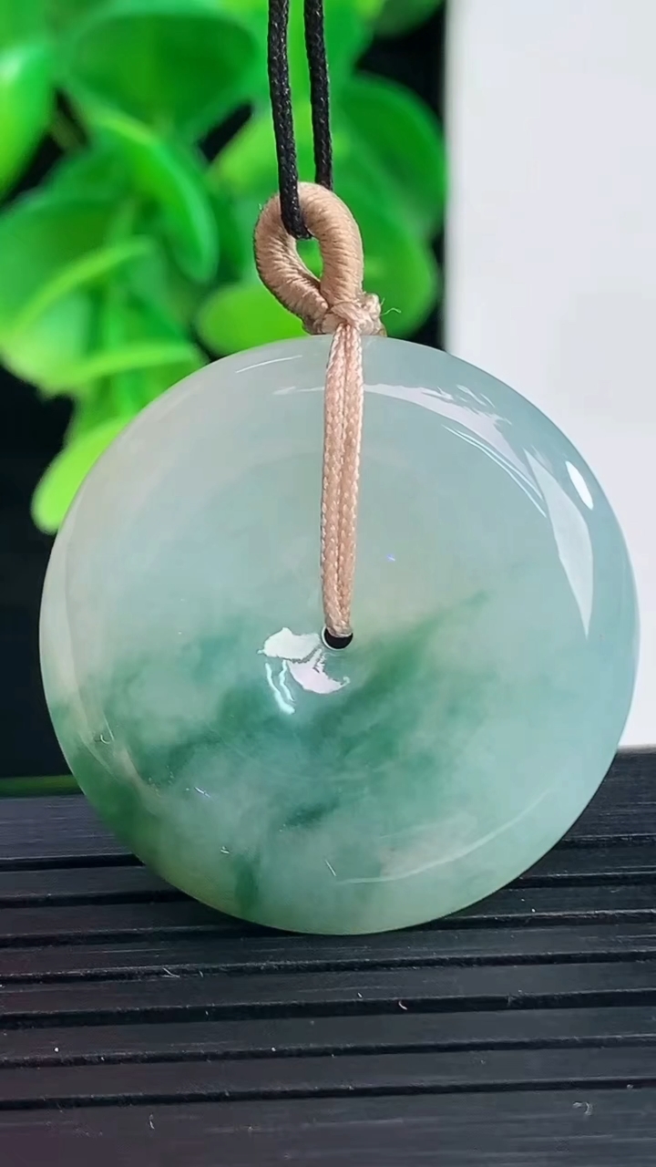 天然A货翡翠飘花平安扣吊坠尺寸29.6-5.6重量:10.99g
4月9日