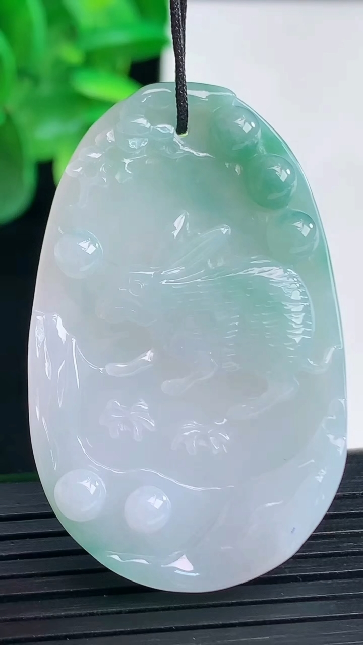 天然A货翡翠飘花生肖兔吊坠尺寸47.5-29.6-5.3重量:13.68g
4月9日