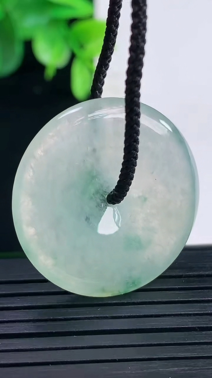 天然A货翡翠冰种飘花平安扣吊坠尺寸30.3-4.7重量:10.15g
4月9日