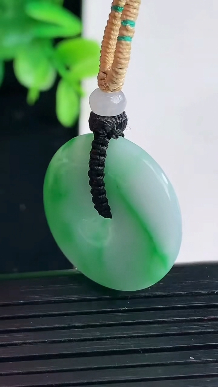 天然A货翡翠平安扣吊坠尺寸24.4-5.5重量:8.61g
4月9日