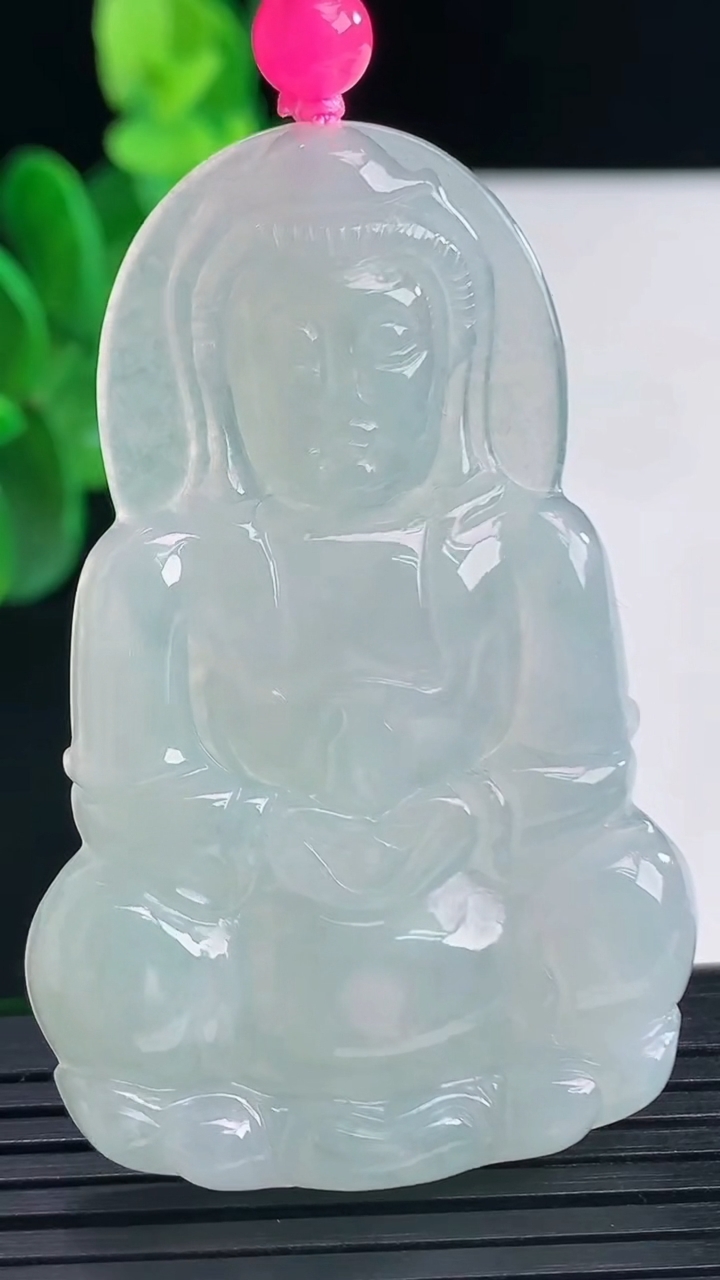 天然A货翡翠观音菩萨吊坠尺寸56.3-36.4-5.4重量:19.78g
4月9日