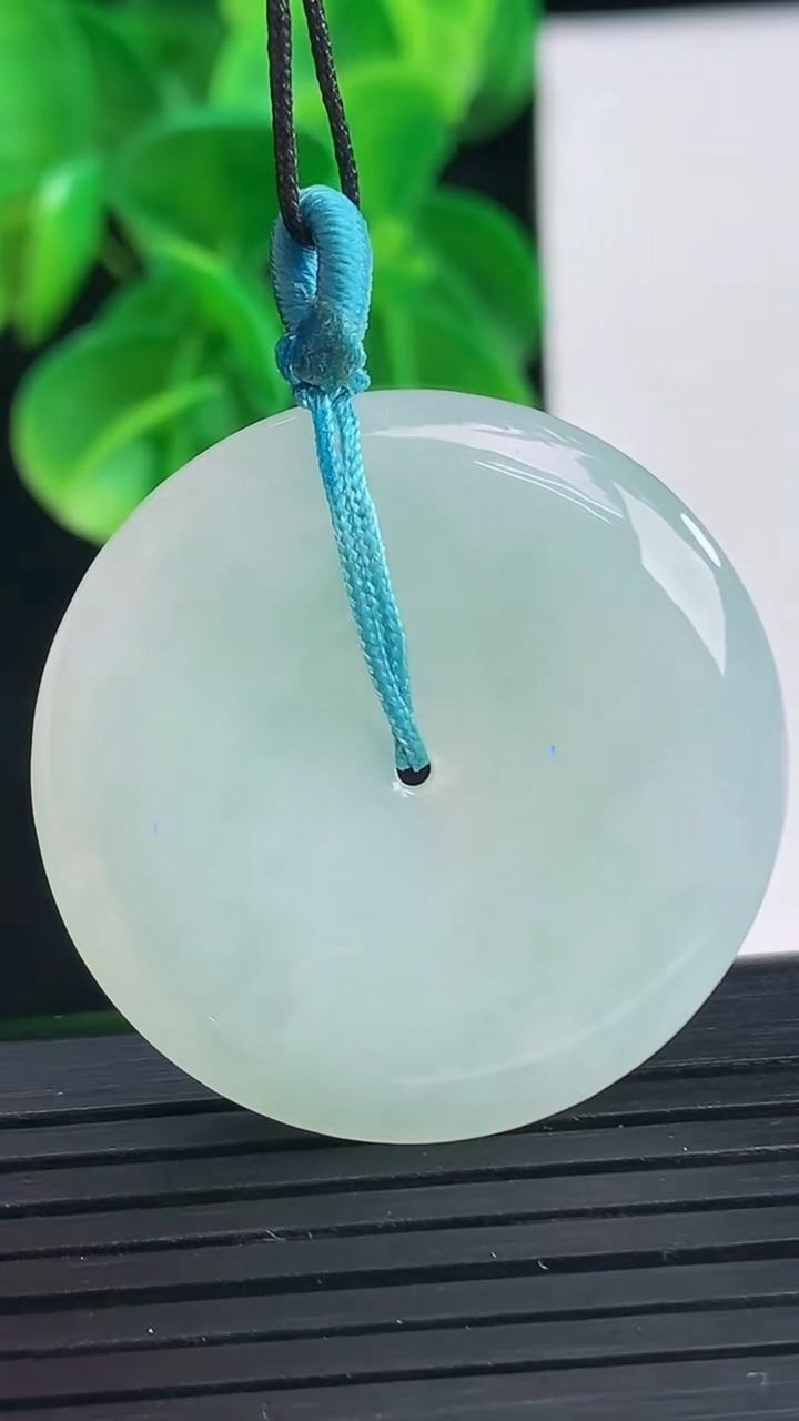 天然A货翡翠平安扣吊坠尺寸335-5.1重量:13.17g
4月9日