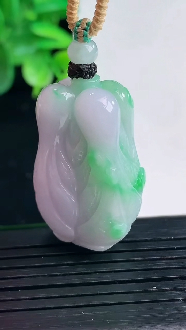 天然A货翡翠白菜吊坠尺寸35.3-22.6-12.7重量:23.29g
4月9日