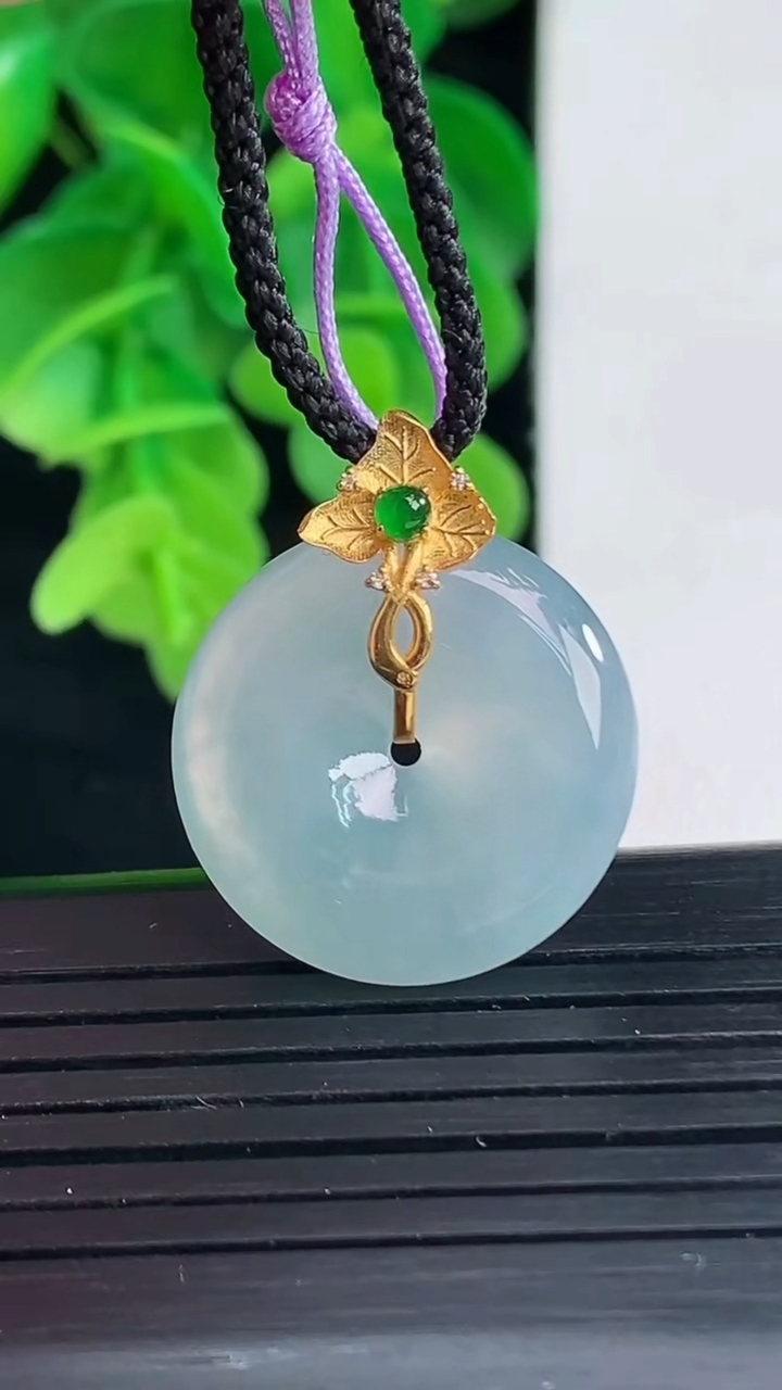 天然A货翡翠18K金紫罗兰平安扣吊坠尺寸20.2-4.7重量:4.57g
4月9日