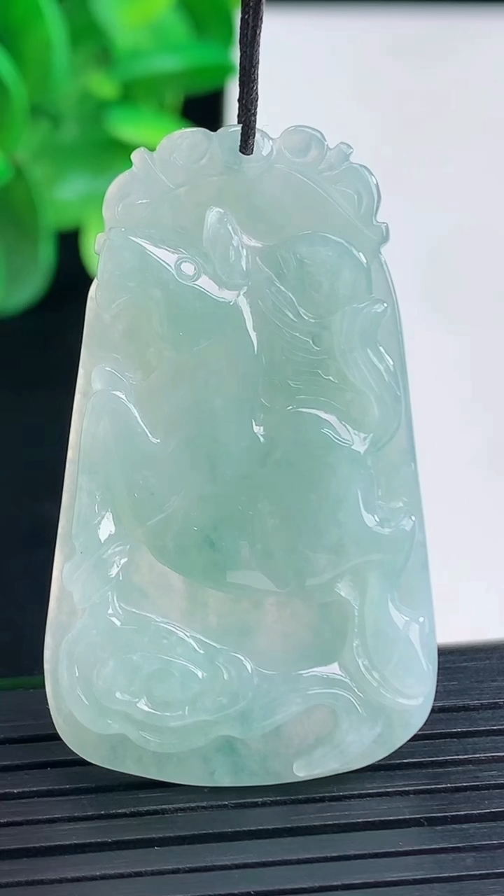 天然A货翡翠飘花生肖马吊坠尺寸45-26.8-5.4重量:13.25g
4月9日