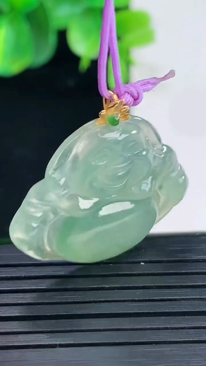 天然A货翡翠佛公吊坠尺寸28.5-29.6-4.8重量:5.25g
4月9日