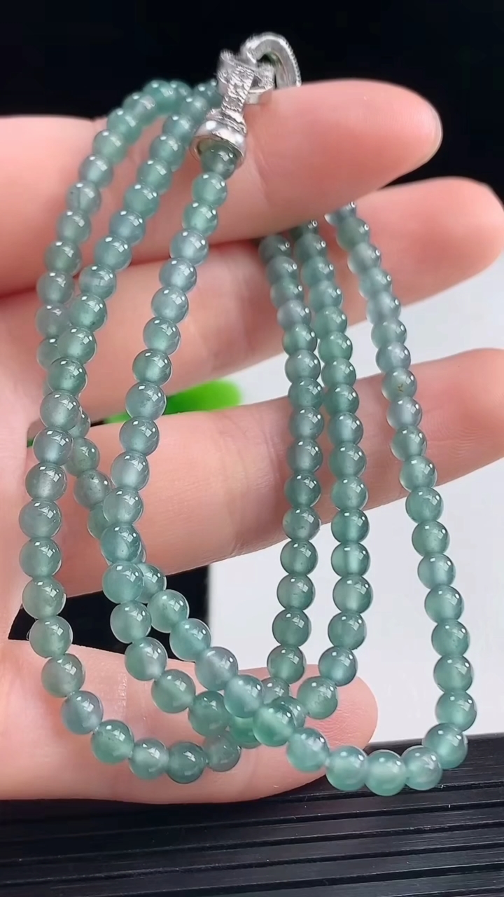 天然A货翡翠小米珠项链尺寸3.7重量:14.83g
4月9日