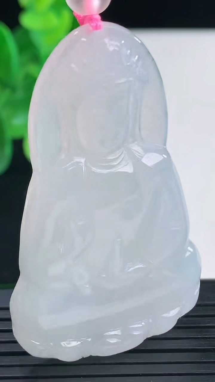 天然A货翡翠观音菩萨吊坠尺寸54-32.8-5.6重量:19.11g
4月9日