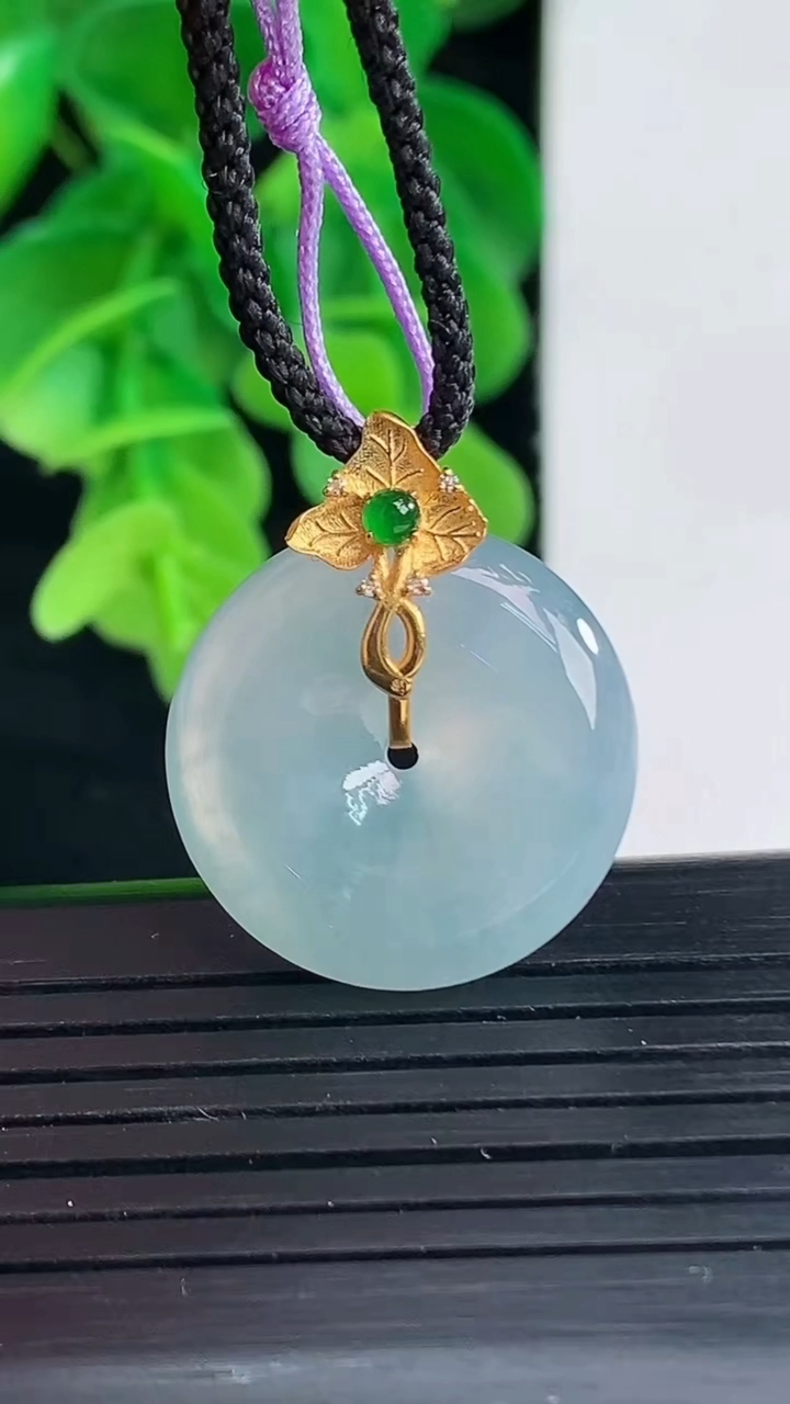 天然A货翡翠18K金紫罗兰平安扣吊坠尺寸20.2-4.7重量:4.57g
4月9日