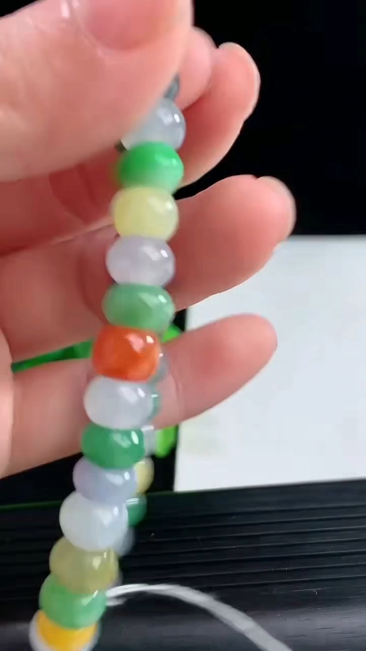 天然A货翡翠四彩算盘珠手串尺寸8.3-5.8重量:22.90g4月9日
工厂直销收藏佳品,种好水足，色泽均匀，有种有色，上手高大气！