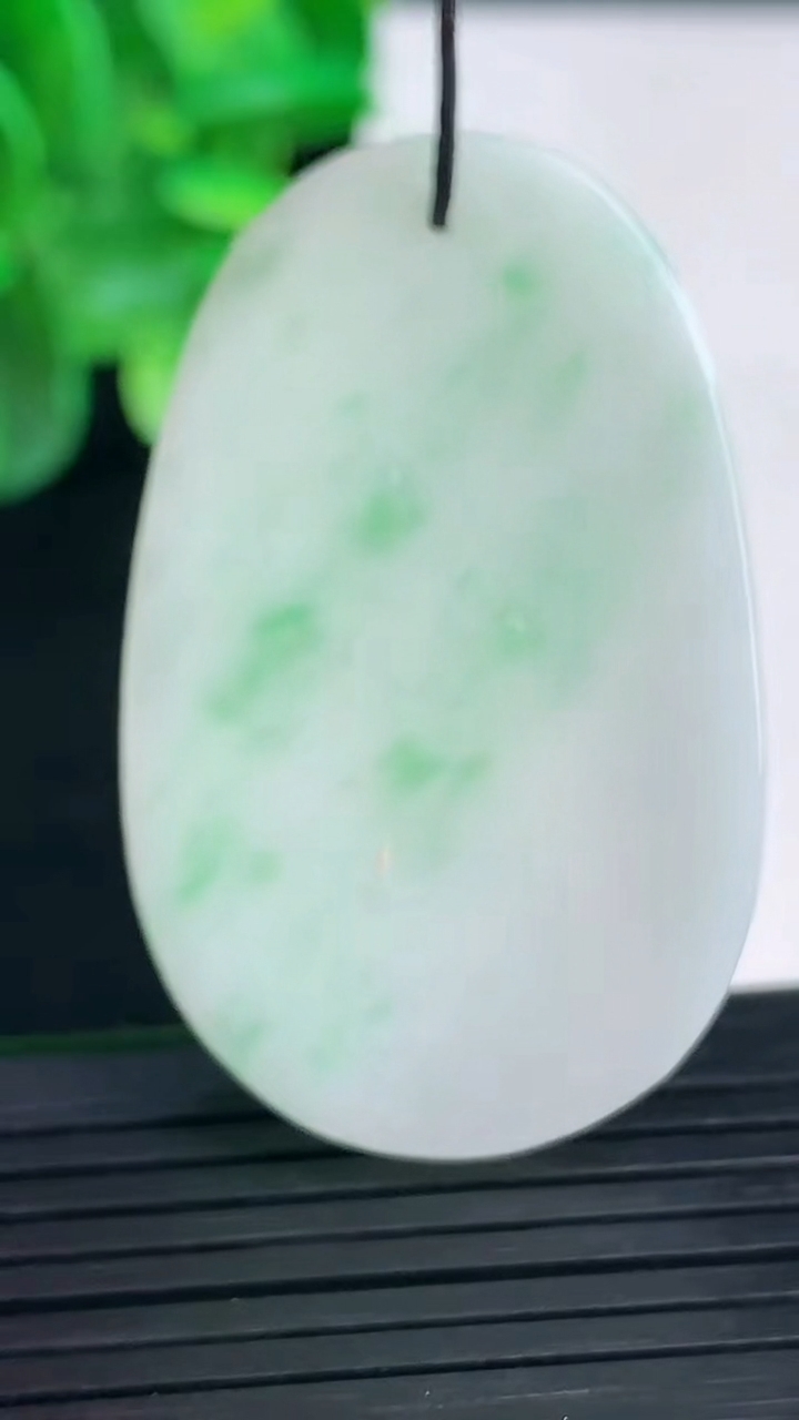 天然A货翡翠生肖猪吊坠尺寸46.7-29-5.5重量:12.93g
4月9日