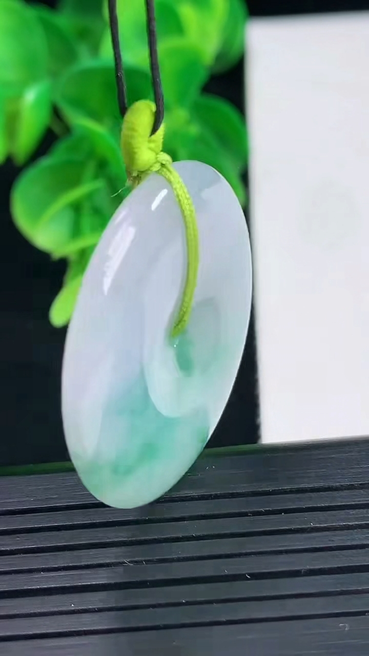 天然A货翡翠飘花平安扣吊坠尺寸34.3-5.8重量:14.88g
4月9日