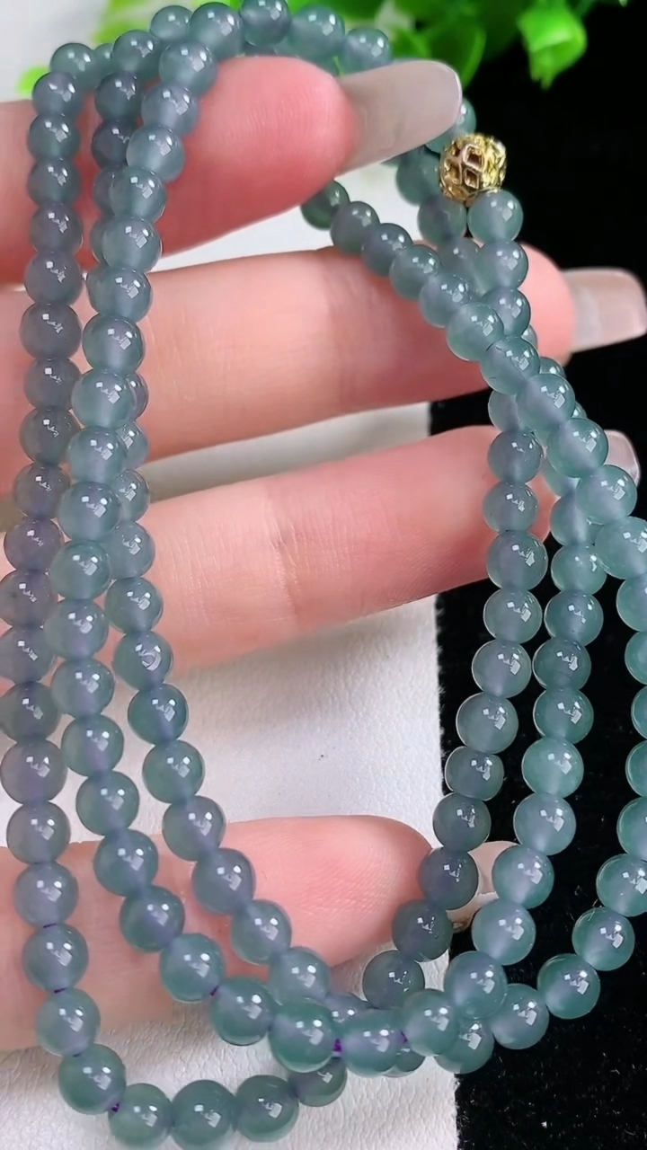 天然A货翡翠圆珠项链，尺寸4.6，重量:23.25g4月9日
工厂直销收藏佳品,种好水足，色泽均匀，有种有色，上手高大气！
