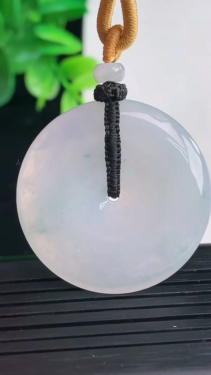 天然A货翡翠紫罗兰飘花平安扣吊坠尺寸33.9-5重量:15.47g
4月9日