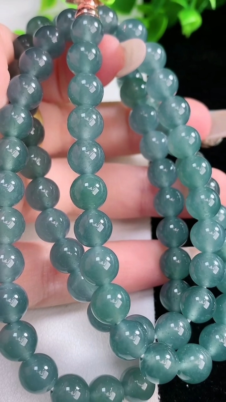 天然A货翡翠圆珠项链，尺寸7.6-77颗，重量:66.19g4月9日
工厂直销收藏佳品,种好水足，色泽均匀，有种有色，上手高大气！